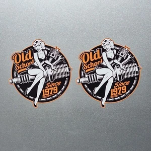 2x kleine 1979 Old School Pinup Girl Mechaniker Vinyl Aufkleber Abziehbild je 56x60mm - Bild 1 von 1