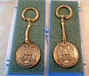 2 Vintage 32. Grad Schottischer Ritus Medaillon Schlüsselanhänger BRONZE?? /NOS - Bild 1 von 6