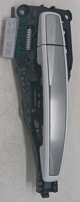 2020 CHEVROLET TRAX MAÇANETA EXTERNA TRASEIRA ESQUERDA LH BRANCA/CROMO FABRICANTE DE EQUIPAMENTO ORIGINAL  - Imagem 1 de 4