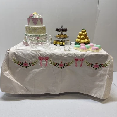 Muñeca American Girl Marie Grace Cecile mesa de banquete golosinas pastel en capas  Foto 1 de 4