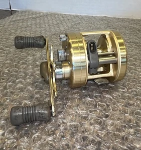 Shimano Calcutta 250 Gold Baitcasting Angelrolle Lackabnutzung/Sauber funktioniert super! - Bild 1 von 12