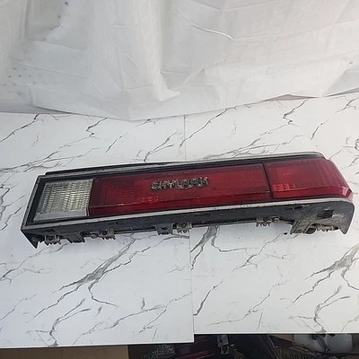 Lanterna traseira GM 5970312 5972824 1982 Buick Skylark passageiro destro com emblema usada fabricante de equipamento original - Imagem 1 de 4