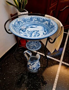 Treppiede Lavamani ferro battuto con brocca e bacinella in ceramica - Foto 1 di 6