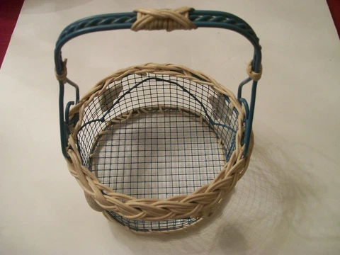 Cute Little Wire Basket w/ Braided Wicker and Seashell Design-7" H x 5" Dia Cover