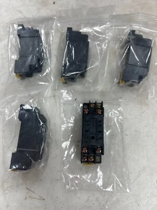 👀 5) NUEVO ZÓCALO RELÉ OMRON 8 HOJAS PYF08A / 2-M4X10 LOTE DE 5 - Imagen 1 de 9