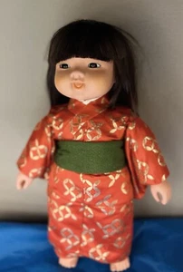 Vintage SEKIGUCHI Japan Stoff und Vinyl BABYPUPPE mit Kimono - Bild 1 von 9
