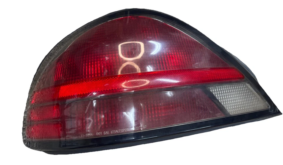 Luz trasera izquierda Pontiac Grand AM SE: 1999, 2000, 2001, 2002, 2003, 2004, 2005 Foto 1 de 4