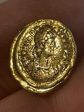ANCIENT YELLOW GOLD TREMISSIS COIN OF EMPEROR JUSTIN 1 ROME 600 AD 1.3GRAMS 13MM