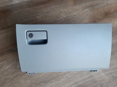 Guantera gris compartimento de almacenamiento OEM 2006-2011 Toyota Rav4. Foto 1 de 4