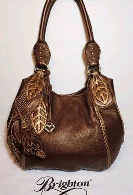 BRIGHTON OBRA MAESTRA COLL. BOLSO DE HOMBRO DREW 3D APLIQUES DE CUERO CON DURMIENTE  Foto 1 de 4