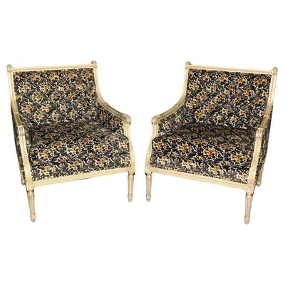 Par de sillas Bergere de madera tallada envejecida estilo Luis XVI con tapicería Foto 1 de 4