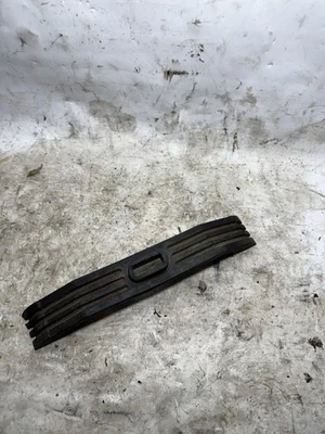 1983 年雅马哈 XZ550 Vision 原始设备制造商油箱橡胶底座 — 第 1/2 张图片