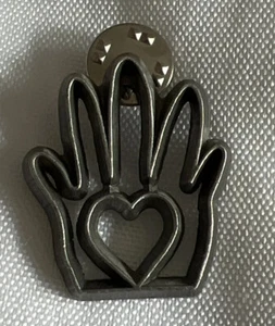 Tagliabiscotti Cuore In Mano Ann Clark Firmato Peltro Spilla Bavero 1995 Mendon - Foto 1 di 2