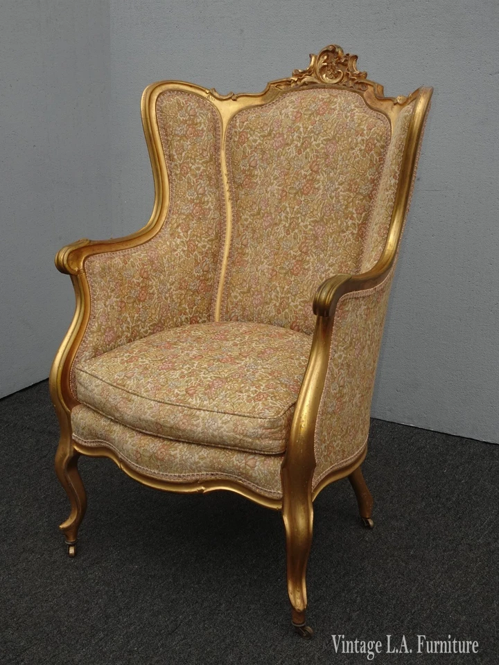 Silla Bergere vintage francesa provincial estilo Luis XVI dorada con respaldo de ala alto Foto 1 de 4