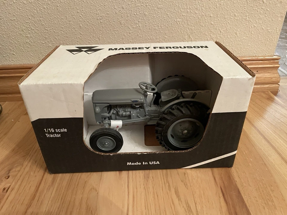 Masey Ferguson TO-20 Toy Tracto 1/16th Scale - Image 1 of 1