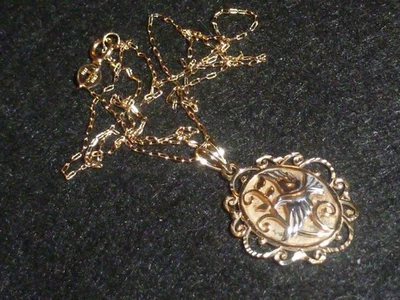 COLGANTE "PALOMA VOLADORA DE FE" CON INSCRIPCIÓN EN ORO MACIZO DE 10K Y COLLAR DE ORO DE 14K - 2,24 G Foto 1 de 4