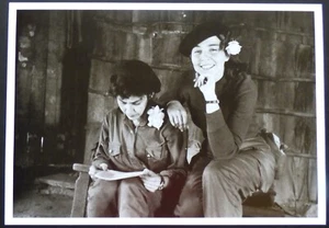 Póster de la Revolución Cubana con foto escondida de 1958 de CELIA SÁNCHEZ & VILMA ESPIN - Imagen 1 de 4