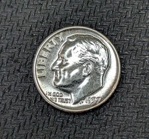 Moneda de diez centavos Roosevelt 1957 de plata blanca brillante Philadelphia Mint - Imagen 1 de 2