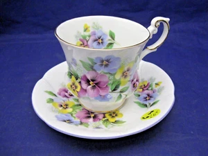 ROYAL ALBERT BONE CHINA TEA CUP & SAUCER - ENGLAND - GORGEOUS! - Picture 1 of 7
