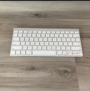 GENUINE Apple Wireless Bluetooth Keyboard A1314 Mac Aluminium With White Keys - Picture 1 of 5