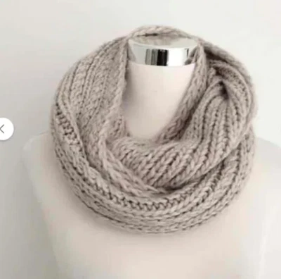 Bufanda tejida infinty blanca/gris American Eagle Y2K Foto 1 de 4