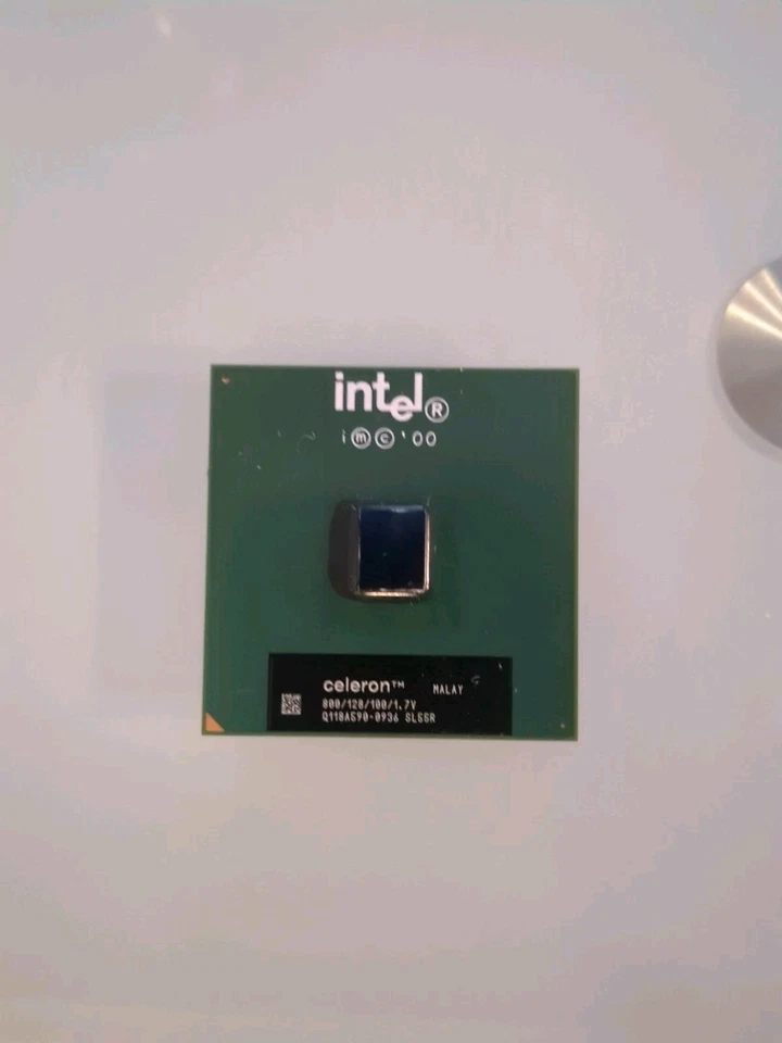 Intel Celeron 800 MHz / 128 / 100 / 1.75V SL55R S370 - Immagine 1 di 1