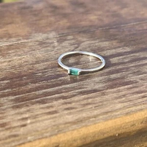 Dainty May birthstone emerald 925 sterling silver ring baguette style Size 7 - Picture 1 of 8