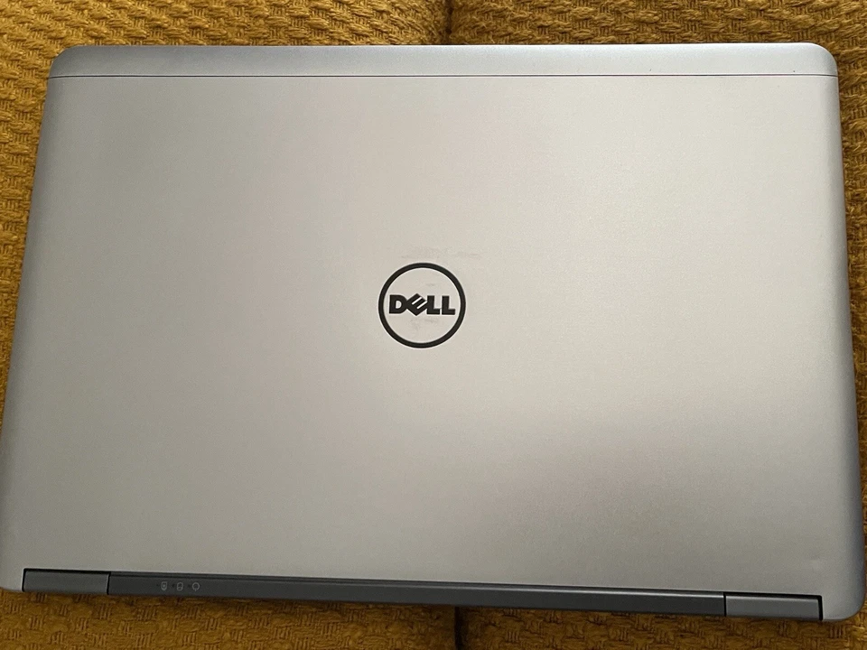 Laptop Dell Latitude E7440 Intel i5-4310U @2,0 GHz 4 GB de RAM sin disco duro Foto 1 de 4