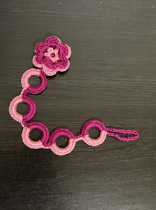 Handarbeit gestrickt gehäkelt Schnuller Halter Mädchen rosa & weinrot 3D Blume Baby Kind - Bild 1 von 3
