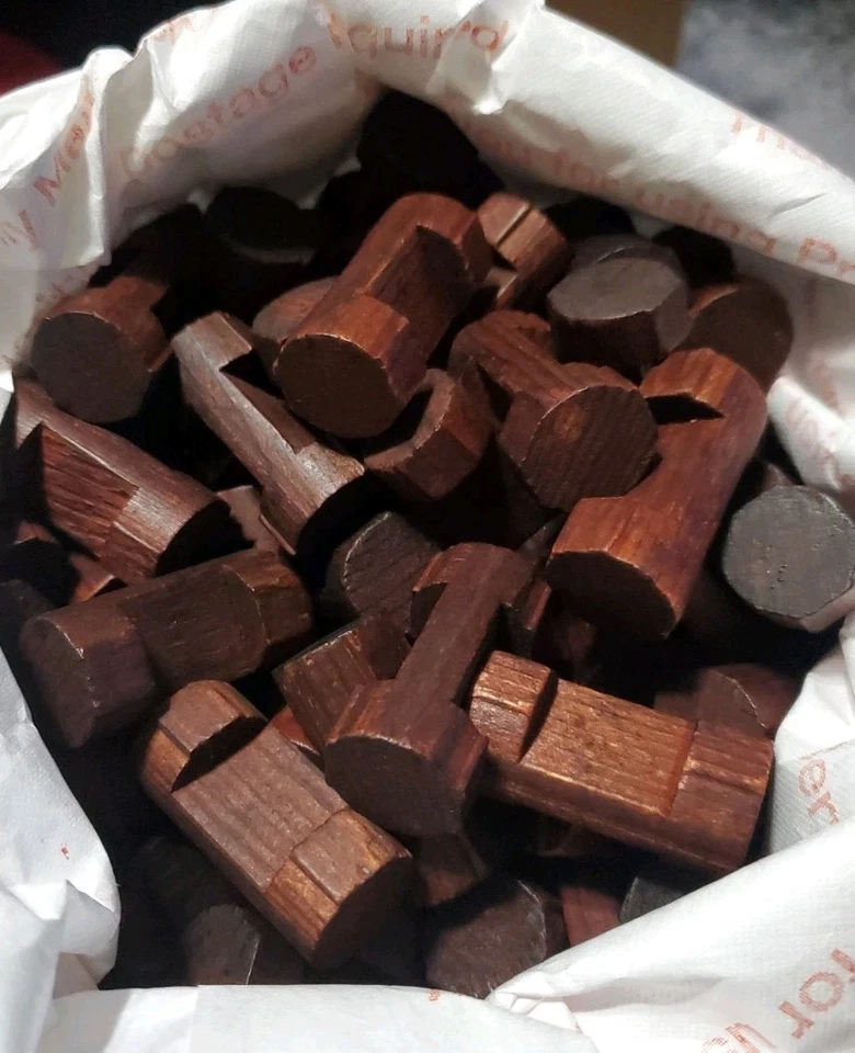 Enorme lote de 211 troncos Lincoln vintage de 1 1/2" de largo con una muesca acabado oscuro Foto 1 de 1