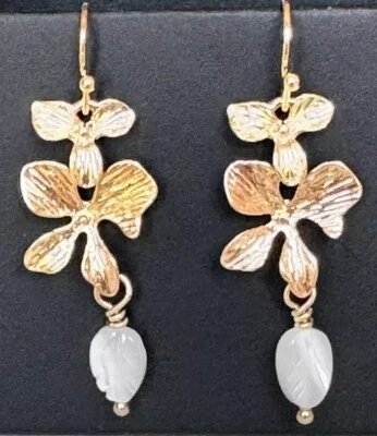 Pendientes de hoja de concha de madreperla grabada con flor dorada. Naturaleza. Bloom Foto 1 de 3