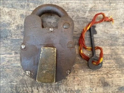 1800 年代古董铁黄铜狮子标志手工锻造锁和钥匙工作 4.5 x 2.5 — 第 1/4 张图片