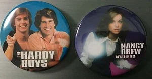 HARDY BOYS NANCY DREW MYSTERIES TV BOTÓN O IMANES PIN Shaun Cassidy Par - Imagen 1 de 3
