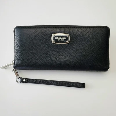 Cartera continental de viaje de cuero Michael Kors Jet Set negra con herrajes plateados Foto 1 de 4