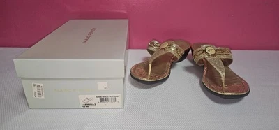 Sandálias tanga Marc Fisher Amina 2 femininas douradas multi textura tamanho 10M - Imagem 1 de 4