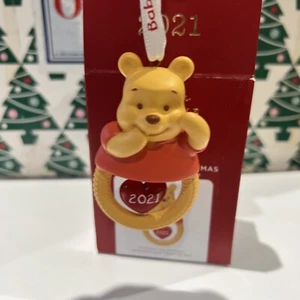 Babys 1st Christmas 2021 Disney Hallmark Keepsake Winnie Pooh Ornament NIB - Imagen 1 de 12