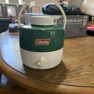 Vintage 1970er grün/weiß Coleman 1 Gallone Camping/Picknick Kühlbox mit Tasse - Bild 1 von 10