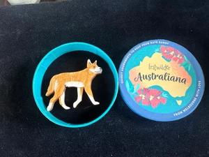 ERSTWILDER DAVE THE DINGOfawn AUSTRALIANA COLLECTION RESIN BROOCH - Bild 1 von 3