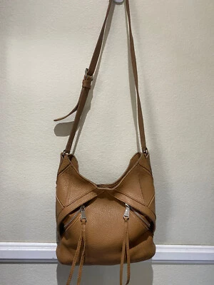 Bolso de Hombro Bandolera Christopher Kon TAN Cuero Guijarro - 12" x 12" Foto 1 de 4