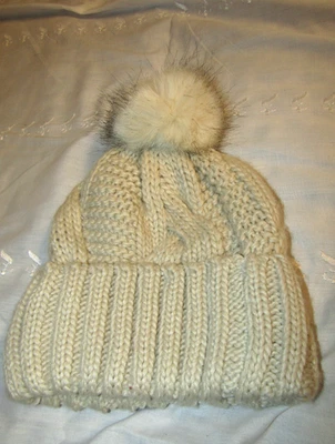 Chapéu de malha com Pom-Pom por H/M tamanho único (700-197) - Imagem 1 de 4