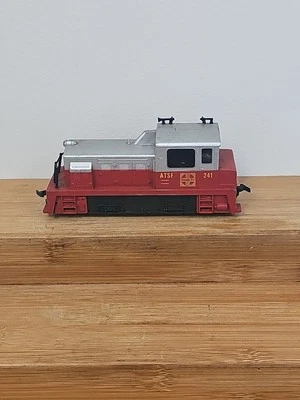 TYCO 241 ATSF SANTA FE SWITCHER LOCOMOTIVE HO Scale  - Image 1 of 4