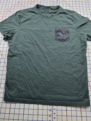 Camiseta MK Michael Kors Verde Oscuro Cuello Redondo MK Negra Bolsillo Usada Grande Buena Foto 1 de 4