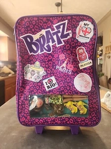 Bratz Studio All'estero Viaggio con Bambola Yasmin e Valigia Valigia Rotante Bagaglio - Foto 1 di 7
