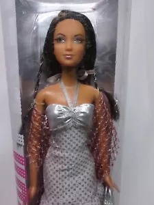 2006 Barbie - Sparkle and Shine Kayla Fashion Fever Maglia Argento Wrap K3677 - Foto 1 di 9