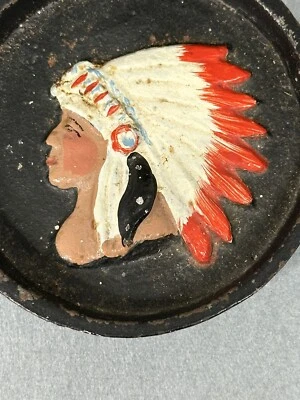 JOHN WRIGHT MINI SARTÉN DE HIERRO FUNDIDO CENICERO CUCHARA RESTO Native Chief con tocado Foto 1 de 4