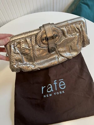 BOLSA DE MÃO CLUTCH PELE DE COBRA PRETA RAFE FECHOS MAGNÉTICOS 13 1/2" - Imagem 1 de 4