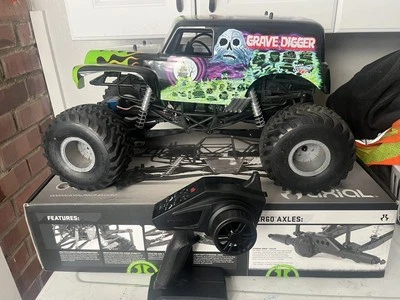 AXIAL SMT10 4X4 MONSTER TRUCK BUILDERS KIT Complete Grave Digger - Image 1 of 4