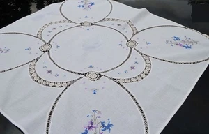 Handarbeit Kreuzstichdecke 80 x 80 Häkelarbeit mit 64 Rosetten neuwertig - Bild 1 von 5