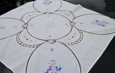 Handarbeit Kreuzstichdecke 80 x 80 Häkelarbeit mit 64 Rosetten neuwertig - Bild 1 von 4