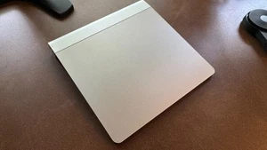 Apple Wireless Magic Trackpad - MC380LL/A - Battery Compartment Screw Tight - Zdjęcie 1 z 5
